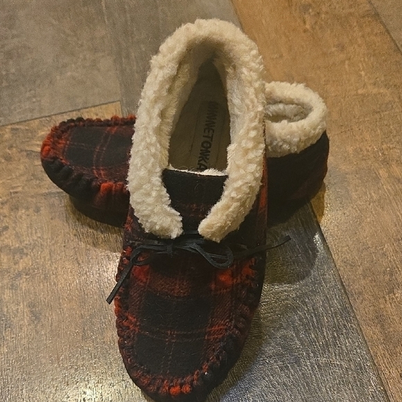 Minnetonka Red and Black Loafers with Plush Lining - Picture 4 of 7